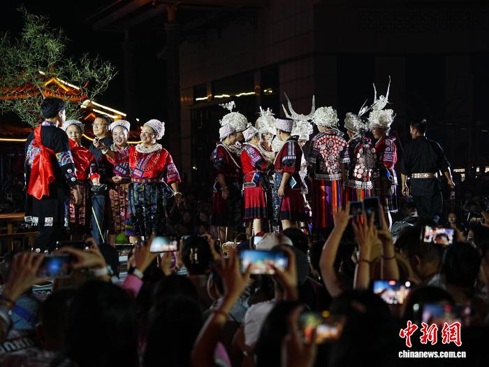 贵州省两会观察：非遗产品如何“叫好又叫座”？