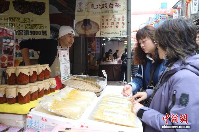 台湾写真：台北百年迪化老街飘年味(图2)