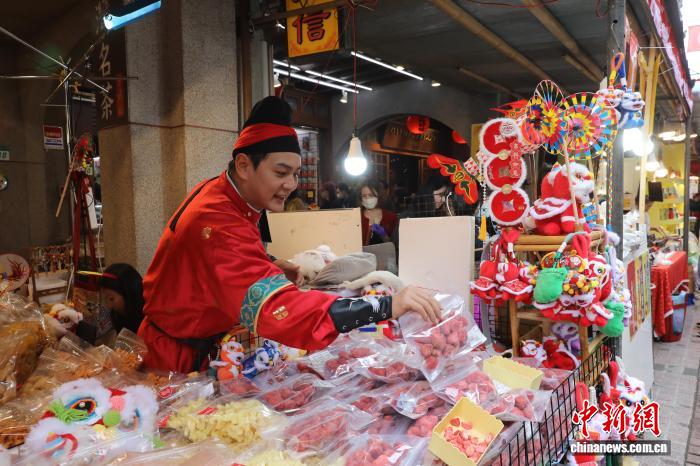 台湾写真：台北百年迪化老街飘年味(图1)