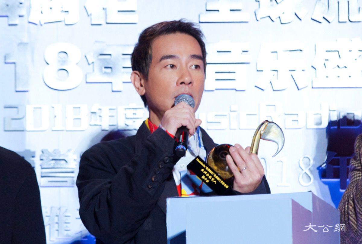 陈小春厦门夺「亚洲全能艺人」大奖，《Stop Angry》荣获2018年度金曲(图1)