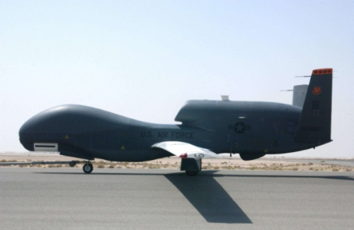 ﻿伊朗展出美国“全球鹰”无人机残骸(图2)