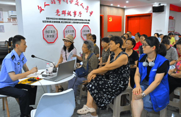 90后小伙驻社区开“银发数字课堂”：半年教会200余老人玩转智能设备(图1)