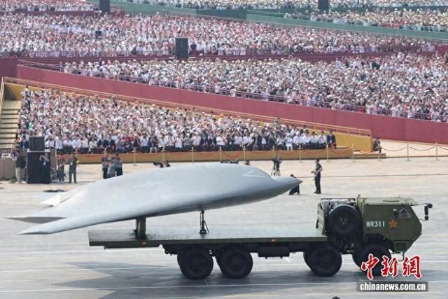 2025 中国军队新质力量加速崛起!无人协同 + 电磁弹射,多项技术领跑全球(图1) 2025 中国军队新质力量加速崛起!无人协同 + 电磁弹射,多项技术领跑全球(图1)